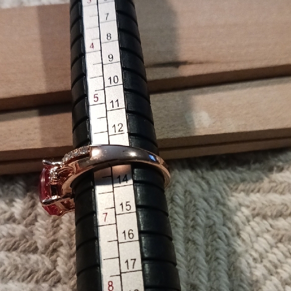 Elegant Pink Gemstone Ring - Picture 3 of 4